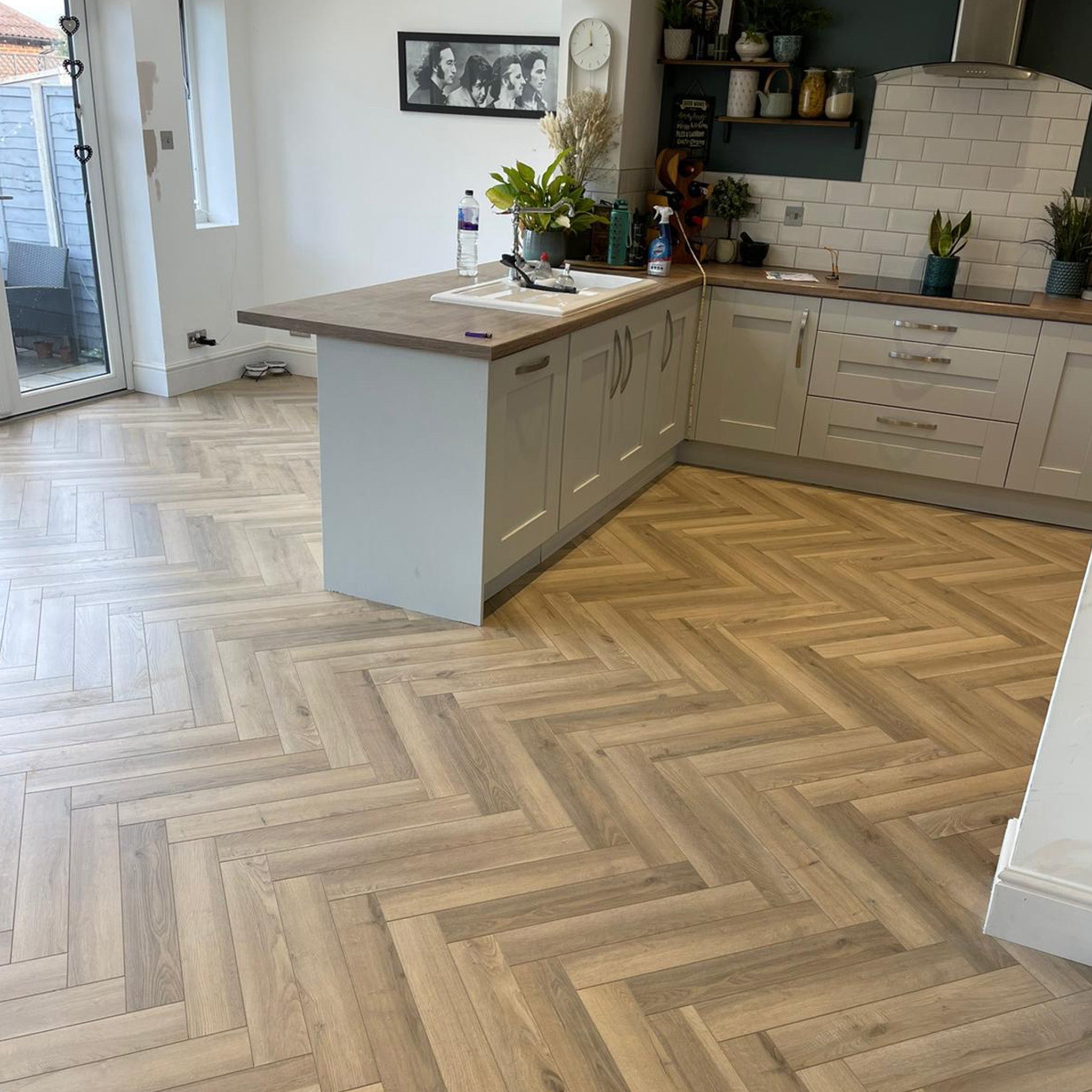 Greige-Oak-12mm-Herringbone-Laminate-lifestyle-2-1